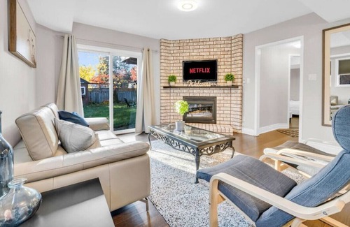 Alcona House | WGTA - 2282 Crystal Beach Rd (Lower) · 2BR Home in Innisfil w/ Backyard+Firepit+WFH Setup