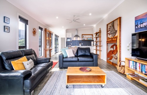 Coles Bay Apartment | Whale Watcher 2