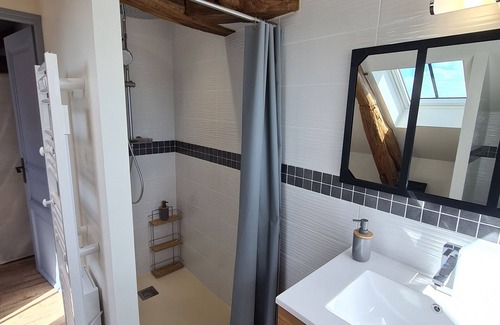 Briare Bed & Breakfast | Wheelchair Accessible Room with Canal Views, Pets Allowed