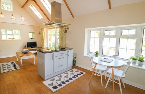 Corby Glen Cottage | WHEELWRIGHTS COTTAGE, romantic, with pool in Corby Glen