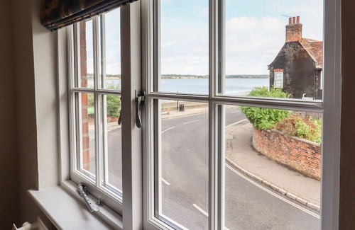 Manningtree Cottage | WHERRY COTTAGE, family friendly, with open fire in Manningtree