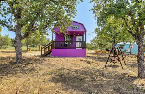 Lake Brownwood Cabin | Whimsical Cabin w/Grill < 4 Mi to Lake Brownwood!