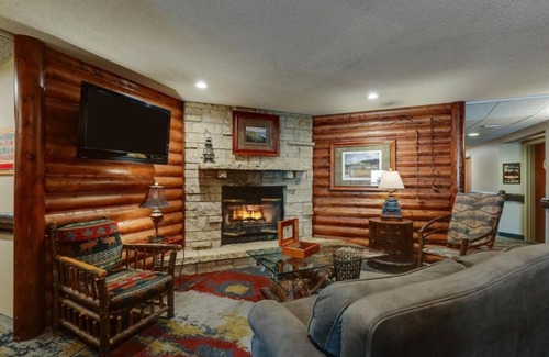 Galena House | Whirlpool, Living Room with Dry Bar, Theme Suite, Stoney Creek Galena