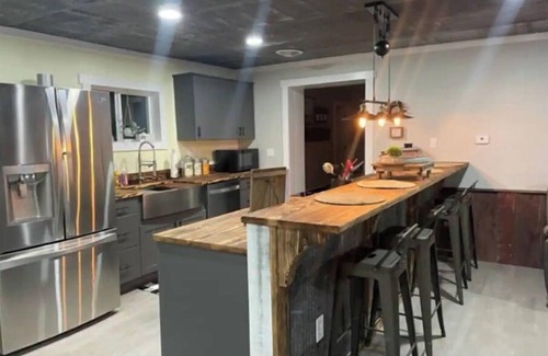 Stockdale House | Whiskey Rock Lodge- Hot Tub -sleeps up to 14