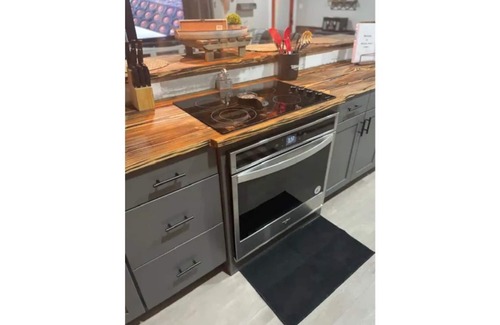 Stockdale House | Whiskey Rock Lodge- Hot Tub -sleeps up to 14