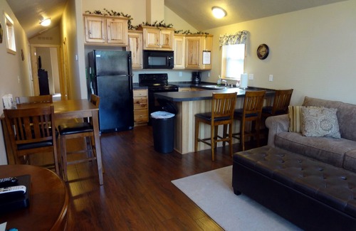 West Yellowstone House | WHISKEY SPRINGS CABINS #2nComfortable lodging to explore Yellowstone