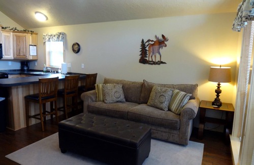 West Yellowstone House | WHISKEY SPRINGS CABINS #2nComfortable lodging to explore Yellowstone