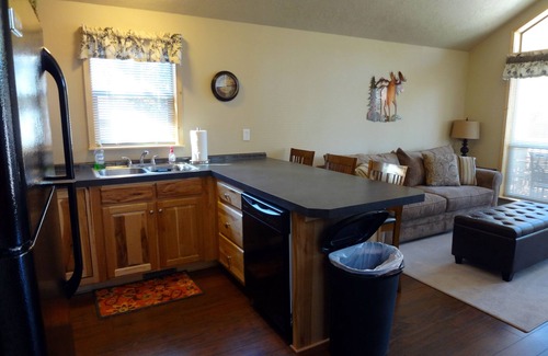West Yellowstone House | WHISKEY SPRINGS CABINS #2nComfortable lodging to explore Yellowstone