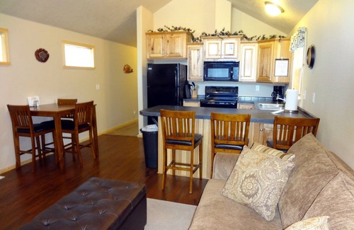 West Yellowstone House | WHISKEY SPRINGS CABINS #2nComfortable lodging to explore Yellowstone