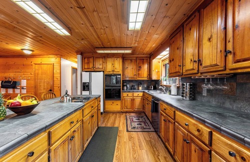 Truckee Cabin | Whiskey Springs by Avantstay Classic Cabin Near Tahoe Donner Ski Area!