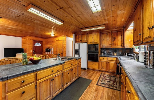 Truckee Cabin | Whiskey Springs by Avantstay Classic Cabin Near Tahoe Donner Ski Area!