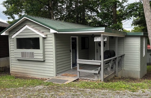 Pipestem Cabin | Whispering Pines - a Charming 2-bedroom cabin with WiFi, AC in serene Pipestem