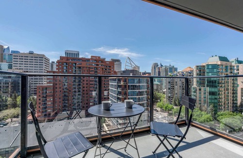 Eau Claire Apartment | Whispering Pines Retreat DT Getaway & Skyline Views
