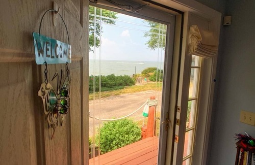 Oak Harbor House | "Whit's End" Spacious, Private Beach-Front Lake Erie Sleeps 13 Birders & Fishing