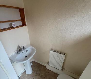 Whitburn Apartment | Whitburn 3BR Stay with Free Parking and Quick M8 Access