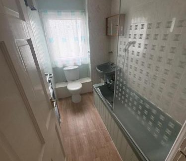 Whitburn Apartment | Whitburn 3BR Stay with Free Parking and Quick M8 Access