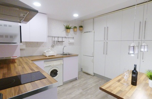 Genil Apartment | WHITE apartment for SKI and ALHAMBRA. Private garage