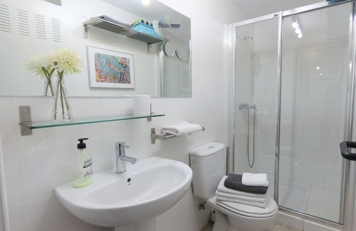 Genil Apartment | WHITE apartment for SKI and ALHAMBRA. Private garage