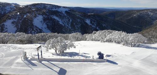 Hotham Heights Apartment | White Crystal 109