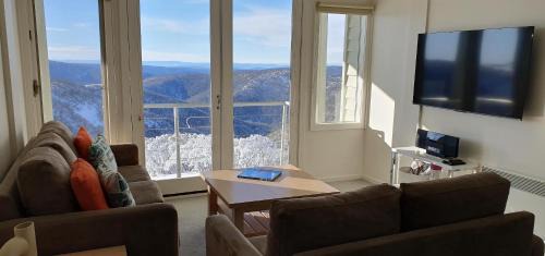 Hotham Heights Apartment | White Crystal 109