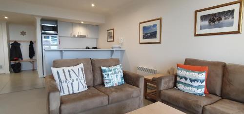 Hotham Heights Apartment | White Crystal 109