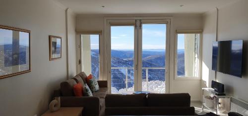Hotham Heights Apartment | White Crystal 109