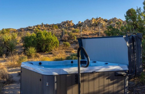 Yucca Valley House | White Desert House: Luxe Hideaway Views Spa