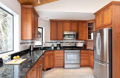 Whistler House | White Gold Chalet - Spacious Family-Friendly Chalet, Hot Tub, Mountain Views, Log Fireplace