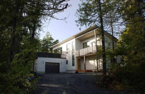 Ucluelet Apartment | WHITE HAUS nested in Rainforest close to beach and trail