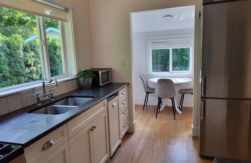Salmon Arm House | White House - Entire downtown cottage