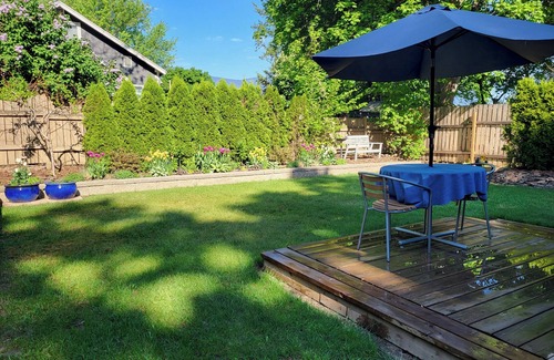 Salmon Arm House | White House - Entire downtown cottage