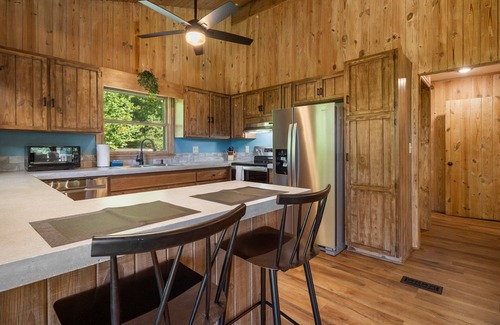 Qualla House | Whittier Woods Retreat. Smokies, Bryson City. Pet-friendly, Family Get-A-Way.