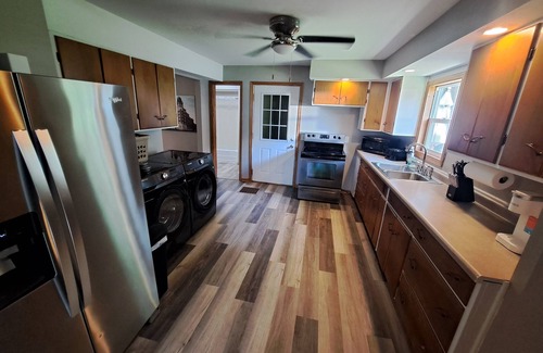 Dubuque House | Whole Home by Heritage Trail, quiet street, outdoor games