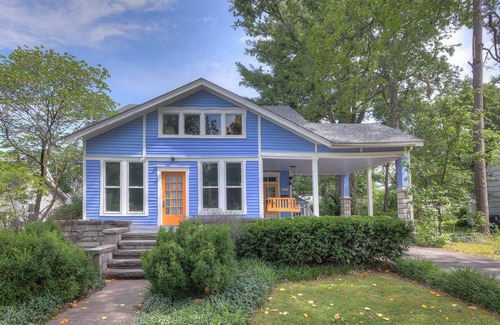Carthage House | Whole Home Rental - 2 minute walk to Marian Days