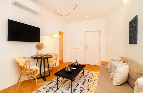 Alfama Apartment | WHome Lisbon Charm Walk to Graça Viewpoints