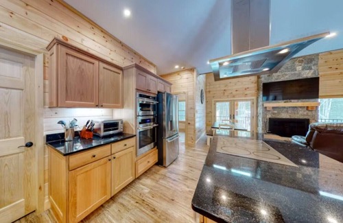 Beaver Cove Cabin | Wicked Moose Cabin* Waterfront*Sleeps 12* Hottub*