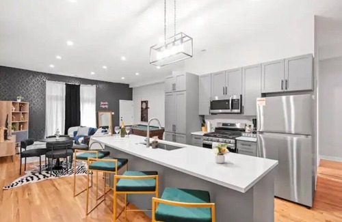 Bucktown Apartment | Wicker Park-AMENITIES,FREE WINE BOTTLE, LAUNDRY IN-UNIT, 2BDRM, POOL TABLE,+MORE