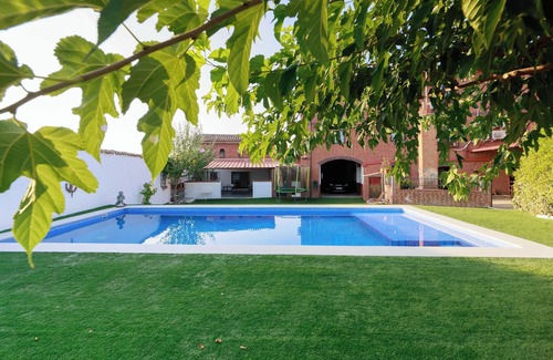 La Calzada de Oropesa Cottage | Wide Casa Rural for to 16 persons, ideal for family and friends with games room.