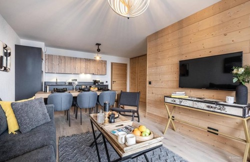 Montalbert Apartment | Wifi, 300m from ski slopes, view mountain, swimming pool, sauna, hammam, balcony, parking