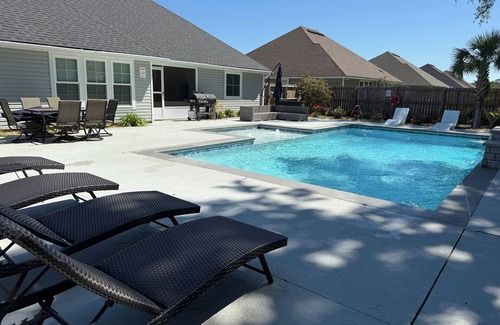 Lake Park House | Wild Adventures Escape with King Bed & Resort Style Pool