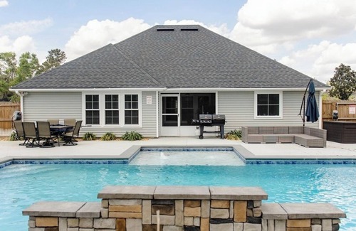Lake Park House | Wild Adventures Escape with King Bed & Resort Style Pool
