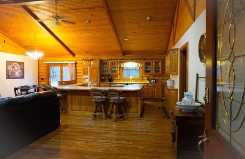 Almo House | Wild Vines Log Cabin .5miles from Ky Lake, Hot Tub, Pool Table, 1500sqft Venue!