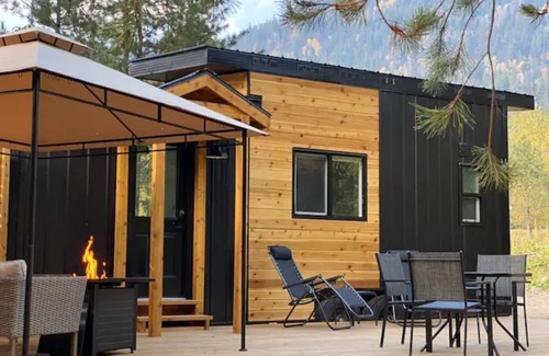 Central Kootenay Cottage | Wild Woods Creek Cottage near Whitewater Ski Hill with hot tub