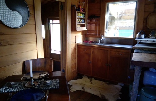 Hari Hari Cabin | Wildside Lodge (romantic off-grid cabin)