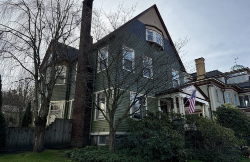 Reno House | Williams House - 6-Bedroom Victorian Retreat & River Trailhead