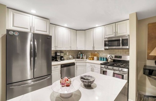 Williamsburg House | Williamsburg Brooklyn NYC! 4 BED 3.5 BATH Triplex Townhouse APT w Private Garden