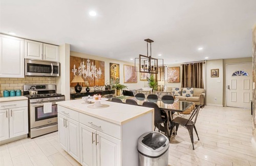 Williamsburg House | Williamsburg Brooklyn NYC! 4 BED 3.5 BATH Triplex Townhouse APT w Private Garden