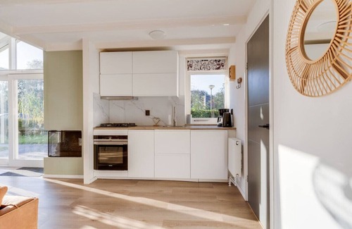 Zwiggelte House | Willow Warbler I Modish Chalet with Broad Garden