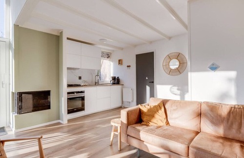 Zwiggelte House | Willow Warbler I Modish Chalet with Broad Garden