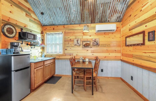 Wimberley Cabin | Wimberley Sports Cottage w/Firepit & Pickleball